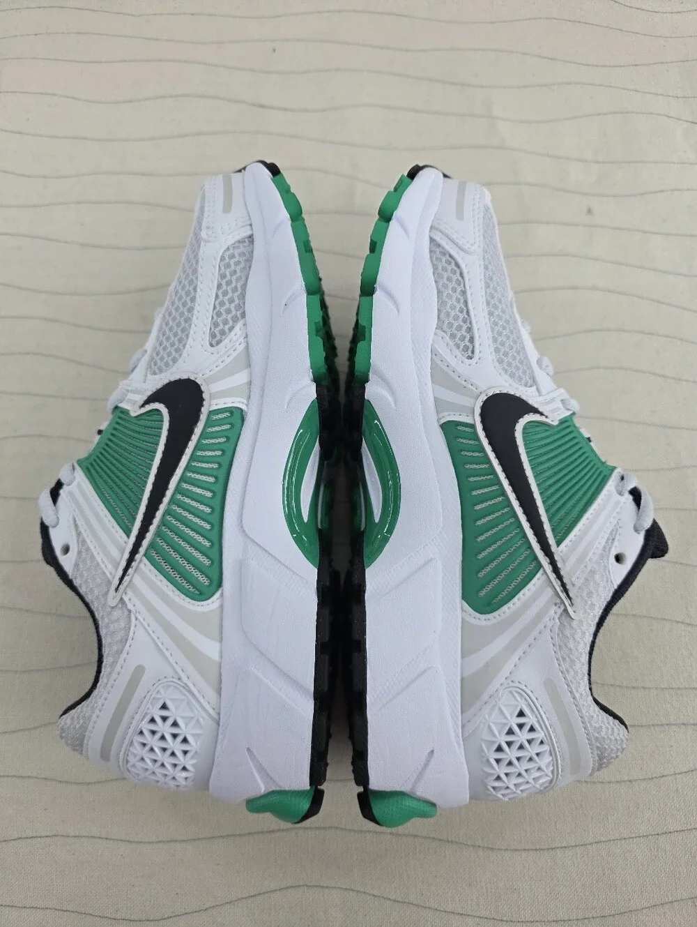 Nike Womens Zoom Vomero 5 White Green Sneakers Shoes Fj2028-102 Size 6 NEW